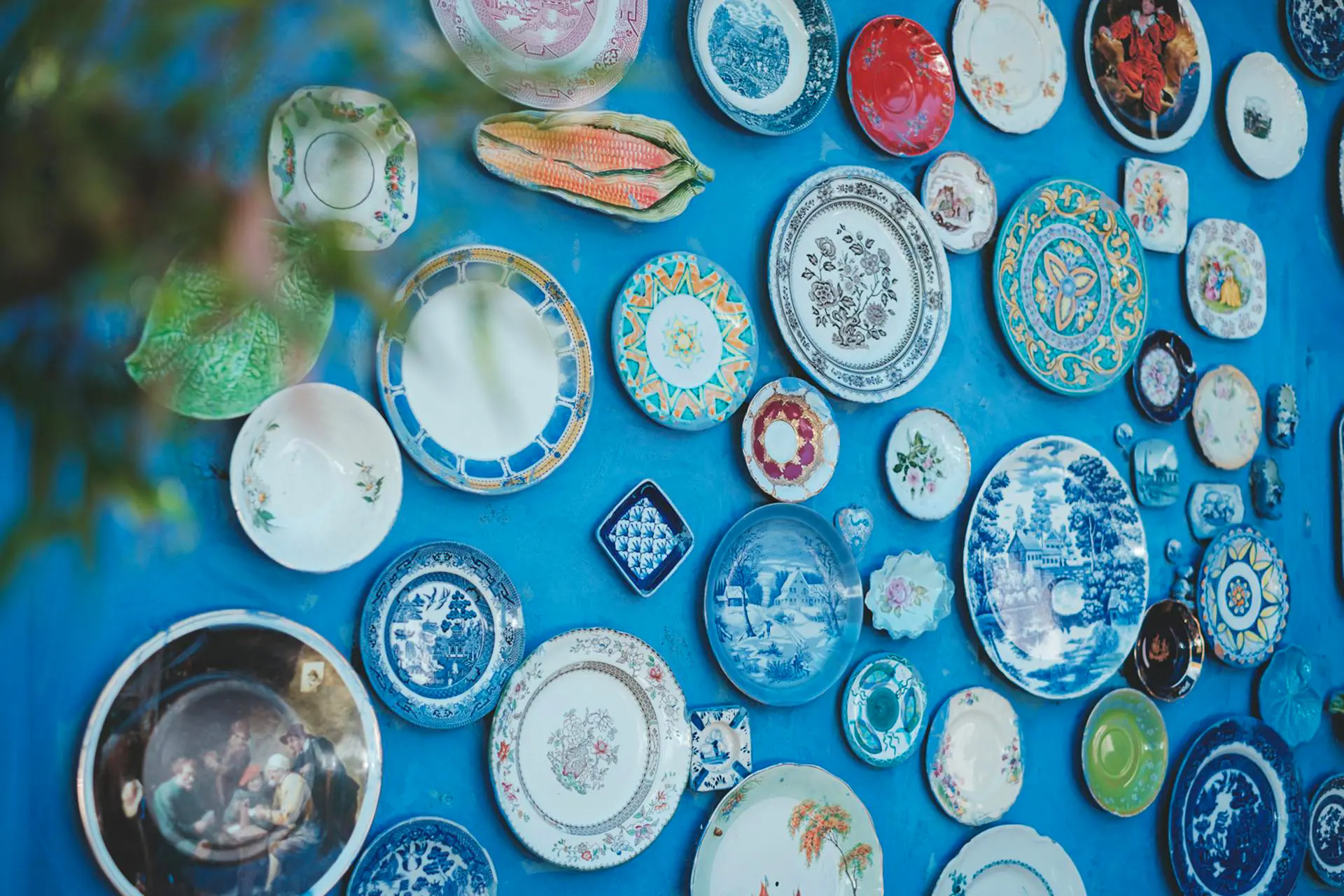 How to Decorate Walls Without Drilling Holes or Losing Your Deposit